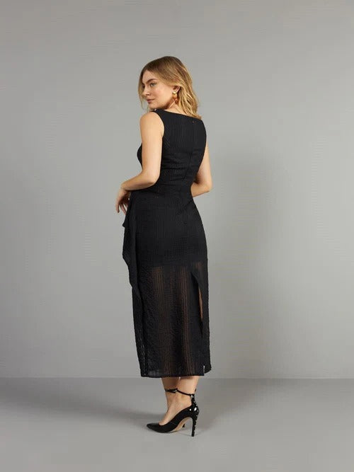 vestido-midi-preto-com-decote-quadrado-4